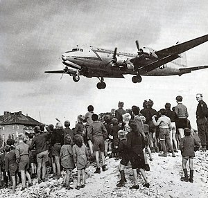 Berliiniläiset seuraavat C-54:n laskeutumista Tempelhofin lentokentälle 1948.