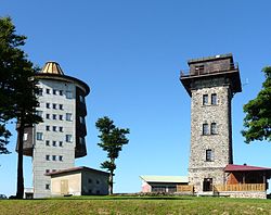 Vojenská věž a Kurzova rozhledna na vrcholu