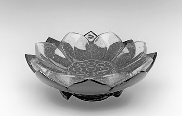 Plat en forme de fleur de lotus chinois datant de la dynastie Qing (1644 à 1912) et conservé au Walters Art Museum