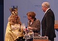 Bundeskanzlerin Angela Merkel erhält auf dem CSU-Parteitag am 12. Dezember 2014 in Nürnberg vom Nürnberger Christkind und Horst Seehofer ein Geschenk.