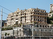 Il "Grand Hotel Miramare" sovrasta la stazione ferroviaria di Piazza Principe