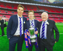 David Sharpe, Paul Sharpe dan David Whelan memegang piala FA.png