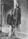 Диана Митфорд и Брайан Гиннесс во время медового месяца в Таормине, Италия, 1929.png