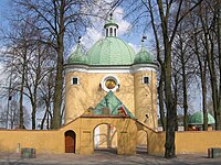 Wczesnobarokowa kaplica Celestów w Domaniewicach i obraz Matki Boskiej (tondo) na frontonie kaplicy nad głównym wejściem.