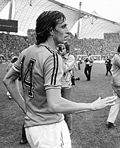 Cruyff wearing number 14, the number most identified with him. Finale wereldkampioenschap voetbal 1974 in Munchen, West Duitsland tegen Nederland 2-1; Cruyff verlaat het veld.jpg