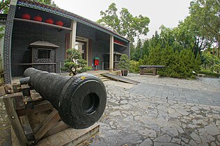 九龍寨城衙門前陳列清嘉慶七年（1802年）鑄成的大炮