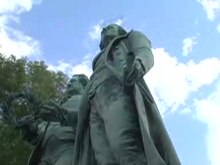 Файл: Goethe-Schiller Statue.ogv