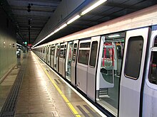 The MTR of Hong Kong HK MTR ChaiWan TrainWaiting 2003Jan17.JPG