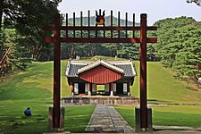 인릉 홍살문 (Hongsalmun Gate in Illeung, the royal tomb)