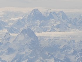 Vue aérienne du Huang Guan Shan (en bas à gauche), avec en arrière-plan, de gauche à droite, le K2, le Broad Peak et le Gasherbrum.