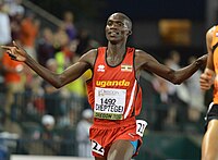 Weltrekordinhaber Joshua Cheptegei, eine Woche zuvor Weltmeister über 10.000 Meter, musste sich mit Rang neun begnügen