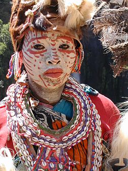 Une femme Kikuyu en costume traditionnel.