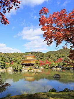 Vista do Kinkaku-ji, ou Templo do Pavilhão Dourado em Quioto, Japão. (definição 3 343 × 4 457)