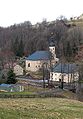 Kirche und Pfarramt am Fuß des Vogelbergs