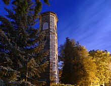 Der Kirchturm ragt in den nächtlichen Sternenhimmel auf