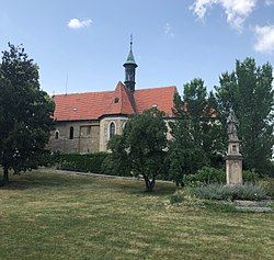 Kostel Nalezení sv. Kříže, pohled z návsi