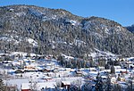 Foto einer Ortschaft in verschneiter Umgebung