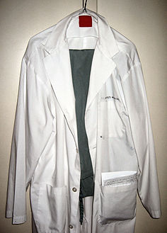 معطف مختبر أبيض وثوب جراحي
