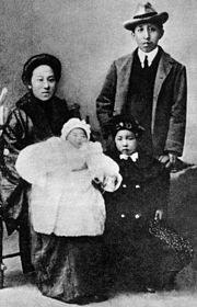 Liao Zhongkai, He Xiangning and children.jpg