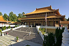 Hsi Lay məbədi Qərb yarımkürəsində ən böyük buddist monastırlarından biridir.