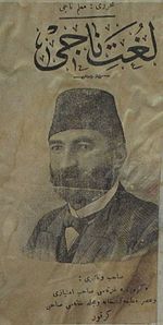 Osmanlıca yazılarla dolu, eskimiş ve buruşmuş bir kapak, Üzerinde yazarın fotoğrafı var