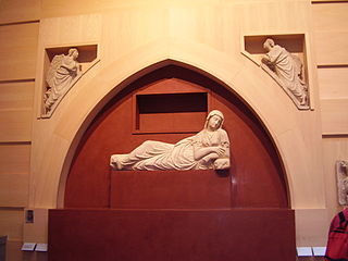 Nativité de la Vierge, reconstitution du premier tympan avec Notre Dame de la nativité et deux anges en adoration.