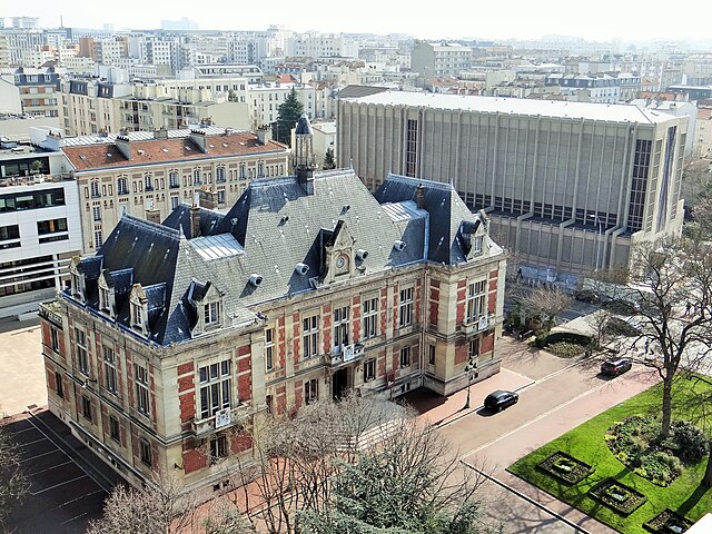 A prefeitura e a igreja Saint-Jacques-le-Majeur.