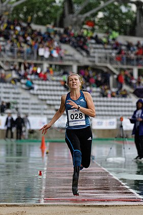 Iris Prysen, do salto em distância, no Encontro de Atletismo Paraolímpico, 4 de junho de 2014, no estádio Charlety. (definição 3 301 × 4 955)