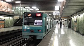 Une rame entre dans la station.