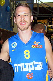 Linhart con a chambreta d'o Maccabi Tel Aviv