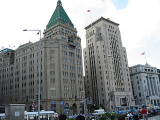 از چپ به راست: هتل صلح، ساحتمان بانک چین، و بانک ادویه یوکوهامای پیشین.