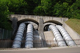 Entre Bief et Saint-Hippolyte, la ligne enjambe les conduites forcées de la centrale hydroélectrique de Liebvillers.