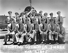 约翰·萨奇（前排中央）与他领导的第三中队（英语：VF-6）队员合影。