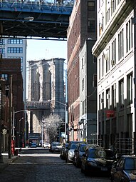 Plymouth Street, DUMBO ipari körzete, háttérben a Brooklyn híd