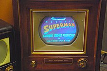 Le générique d'un dessin animé de Superman affiché sur le téléviseur RCA CT-100