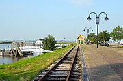 Te Middelharnis Haven is een perron met sporen herlegd als herinnering aan het vroegere RTM-trambedrijf van voor 1961; 21 juli 2021.