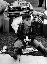 Un enfant avec une pancarte « Tagged for evacuation », Salinas, Californie, mai 1942. Photo de Russell Lee.