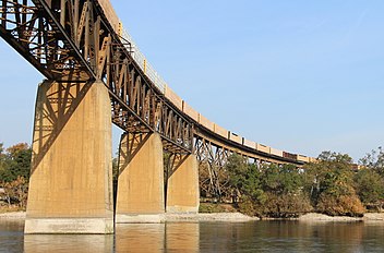 Über den Sacramento führen drei Fachwerkträger auf Stahlbetonpfeilern