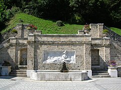 Fontaine d'Hygie à l'entrée de la station.