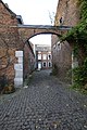 Porte cochère menant à la cour.