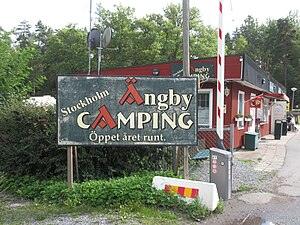 Skylten till Stockholm Ängby Camping står utanför entrén.