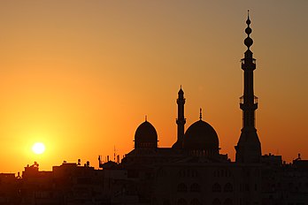 Pôr do sol em Umm al-Fahm, Israel. A mesquita de Omar (Umm al-Fahm) pode ser vista à direita e a mesquita de Abdullah ibn Masud no centro (definição 5 184 × 3 456)