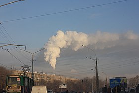 市内を走るオスケメン市電の電車（左） （2011年撮影）