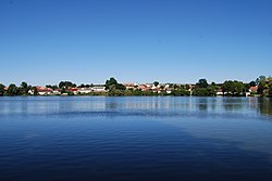 Pohled na Borovany přes Velký Borovanský rybník