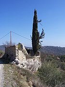 Tombe rosicrucienne à l'entrée du village.