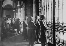 Soldiers guarding the Federal Palace in Berne, which houses the national legislature and executive Wachmannschaft im Bundeshaus wahrend des Landesstreiks - CH-BAR - 3241493.tif