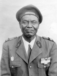 Photo d'un homme noir en uniforme, avec décorations