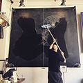 l'artiste Aaron Musalski et son traceur pour tableau noir «Otto». L'appareil dessine à la craie.