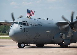 C-130J Super Hercules выруливает на линию полета на авиабазе Литл-Рок после возвращения из вспомогательных операций в Юго-Западной Азии в сентябре 2015 года.