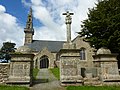 Chapelle de Landouzen : porte monumentale et calvaire.